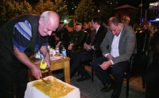 Artvin’de 15 Temmuz programında kardan doğal tatlı ikram edildi
