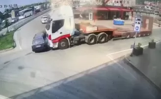 Artvin’de 3 kişinin yaralandığı kaza anı güvenlik kamerasına yansıdı
