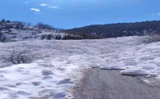 Artvin’de çığ köy yolunu ulaşıma kapattı
