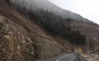 Artvin’de heyelan anı cep telefonu kameralarına böyle yansıdı
