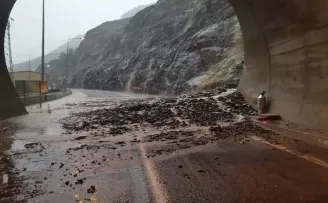 Artvin’de heyelan nedeniyle sürücüler tünelde mahsur kaldı