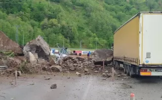 Artvin’de heyelan! Yabancı tır hasar aldı!