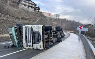 Artvin’de kereste yüklü tır virajı alamayınca devrildi