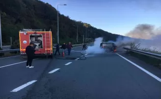 Artvin’de seyir halindeki araç yandı
