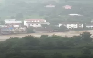 Artvin’in Arhavi ilçesinde dere kenarındaki ev sel sularına kapıldı
