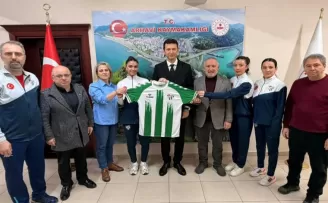 Artvinspor Kadın Voleybol Takımı’ndan Arhavi Kaymakamı Çimşir’e ziyaret