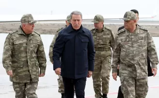 Milli Savunma Bakanı Akar, Genelkurmay Başkanı ile Suriye sınırında