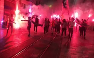1453 Başakşehir Taraftar Grubu şampiyonluğu Taksim’de kutladı