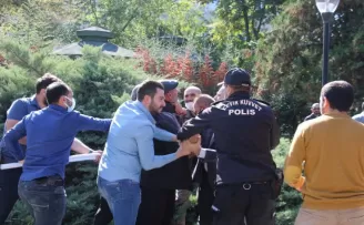 Aşı karşıtlarının mitinginde polise yumruk atan kişi gözaltına alındı
