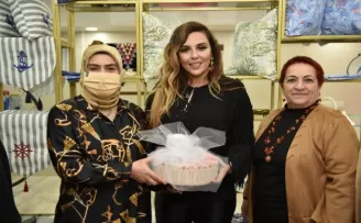 Aslı Hünel ilk kez nakış işledi, ipi kopardı, ceza olarak şarkı söyledi
