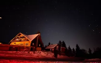 Atabarı Kayak Merkezinin gece görünümü büyülüyor
