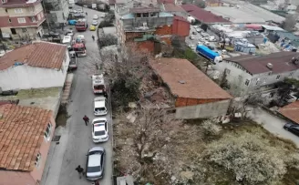 Ataşehir’de 2 katlı evin çatısı çöktü
