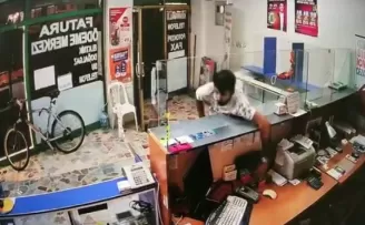 Ataşehir’de iş yerine müşteri gibi giren şahsın para çaldığı anlar kamerada
