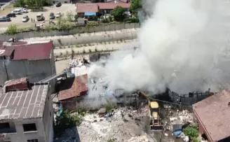 Ataşehir’de kağıt toplayıcılarının karton deposunda yangın
