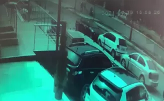 Ataşehir’de motosiklet ile elektrikli scooterın çarpıştığı anlar kamerada
