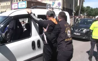 Ataşehir’de polislerden sıkı okul denetimi
