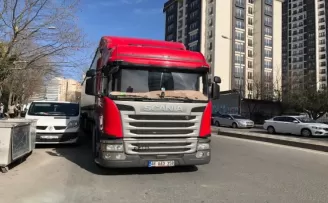 Ataşehir’de tır ile minibüs arasında kalan bir kişi yaralandı
