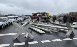 Ataşehir’de tır kasasındaki inşaat malzemeleri araçların üzerine düştü
