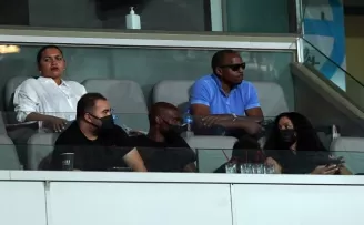Atiba Hutchinson tribünde

