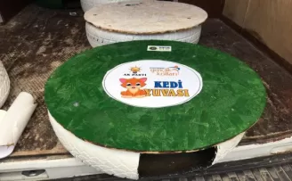 Atıklardan kedi yuvası
