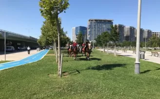Atlı polislerden Bakırköy sahilinde maske denetimi
