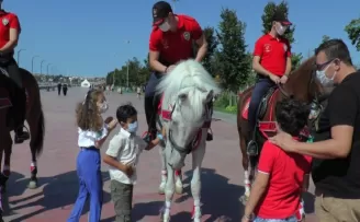 Atlı polislere çocuklardan yoğun ilgi
