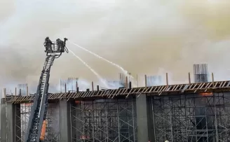Avcılar’da inşaat alanında çıkan yangına ekiplerin müdahalesi sürüyor
