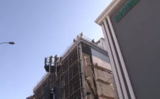 Avcılar’da iskele yan yattı işçi asılı kaldı
