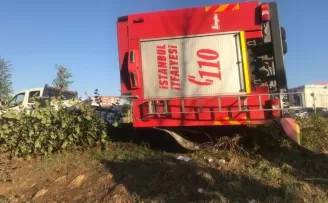 Avcılar’da itfaiye aracı devrildi: 2 yaralı
