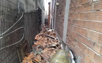 Avcılar’da şiddetli rüzgar çatının duvarını yıktı
