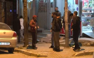 Avcılar’da silahlı saldırı: Yol ortasında kafasına sıkıp kaçtılar
