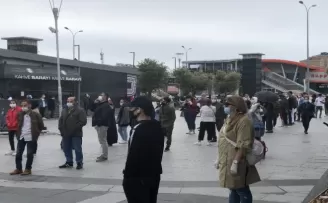 AVM’de alışveriş tutkusu ne yağmur dinledi ne de korona

