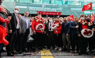 Avrupa Şampiyonları Kayaalp ve Fırat’a Türk bayraklı karşılama