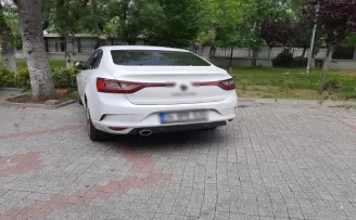 Ayağını camdan çıkararak otomobil kullanan sürücü kamerada
