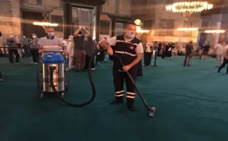 Ayasofya’yı gül kokusu sardı