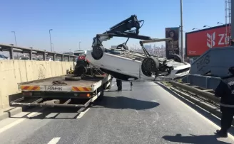 Ayvansaray’da kaldırıma çarpan araç takla attı
