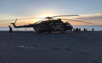 Azerbaycan bayraklı helikopter Giresun’da plaja acil iniş yaptı
