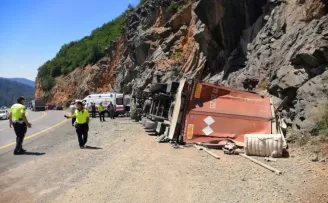 Tır Zigana dağında yan yattı: 1 yaralı