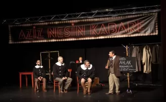 Aziz Nesin Kabare oyunu seyirciyle buluştu
