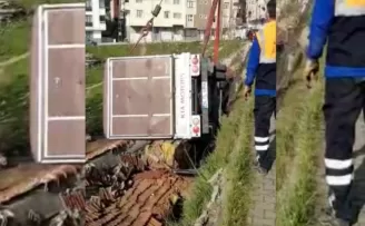 Babasından izinsiz kamyoneti aldı, gecekondunun çatısına uçtu
