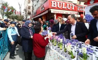 Bağcılar Belediyesi’nden kadınlar gününde 10 bin sümbül
