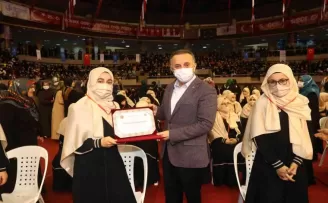 Bağcılar’da 111 kız hafızlık taçlarını giydiler
