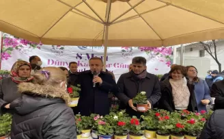 Bağcılar’da kadınlara 10 bin sardunya dağıtıldı
