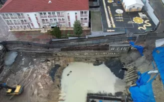 Bağcılar’da okulun yanında bulunan inşaatın istinat duvarında çökme yaşandı
