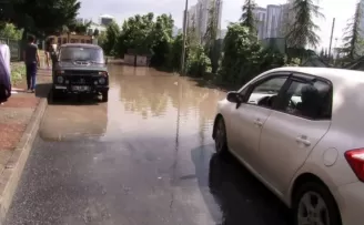 Bağcılar’da yağmur sonrası sokak göle döndü
