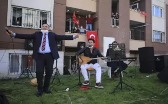 Bahçede konser, balkonda 23 Nisan coşkusu
