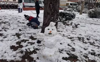 Bahçelievler’de çocuklar parkta karın tadını çıkardı
