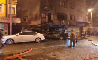 Bahçelievler’de dükkana giren otomobil alev topuna döndü
