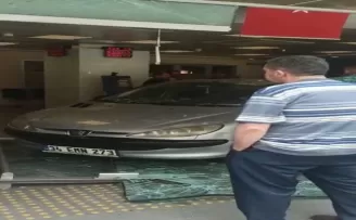 Bahçelievler’de otomobil bankaya daldı
