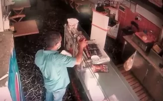 Bahçelievler’de sadaka kutusu hırsızı kamerada
